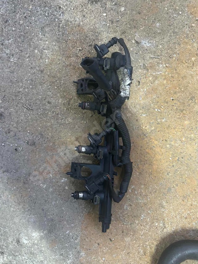 Renault Clio 1.2 Benzin Enjektör Komple Çıkma Yedek Parça