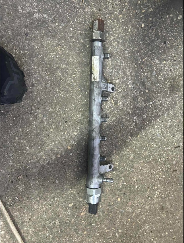 Volkswagen Passat 1.6 Motor Enjektör Kütüğü Yakıt Kütüğü